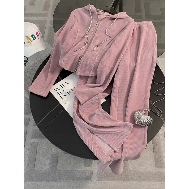 Чистый красный жареный уличный розовый спортивный костюм для отдыха