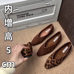 小さい方の頭のヒョウの紋様の中で高くなる靴の女性の秋冬の絨毛の面のフランスの通勤の2つは平の靴のテントウシューズのミルクの靴を着ます。