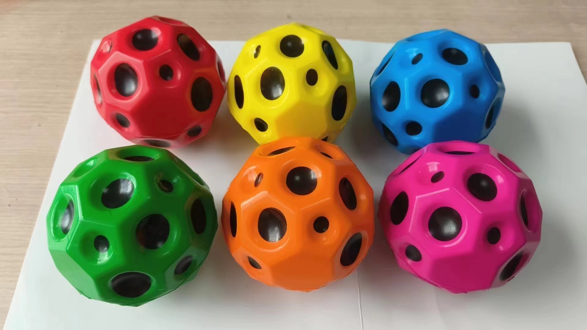 Bolas elásticas de explosión de alto resbalaje agujero bola bola espuma bola porosa 10CM interacción padre-hijo alivio de compresión juguetes al por mayor