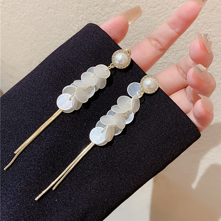 Pendientes de sentido avanzado de temperamento elegante europeo y americano Pendientes de borla geométrica súper inmortal Pendientes largos de todo fósforo de moda mujer