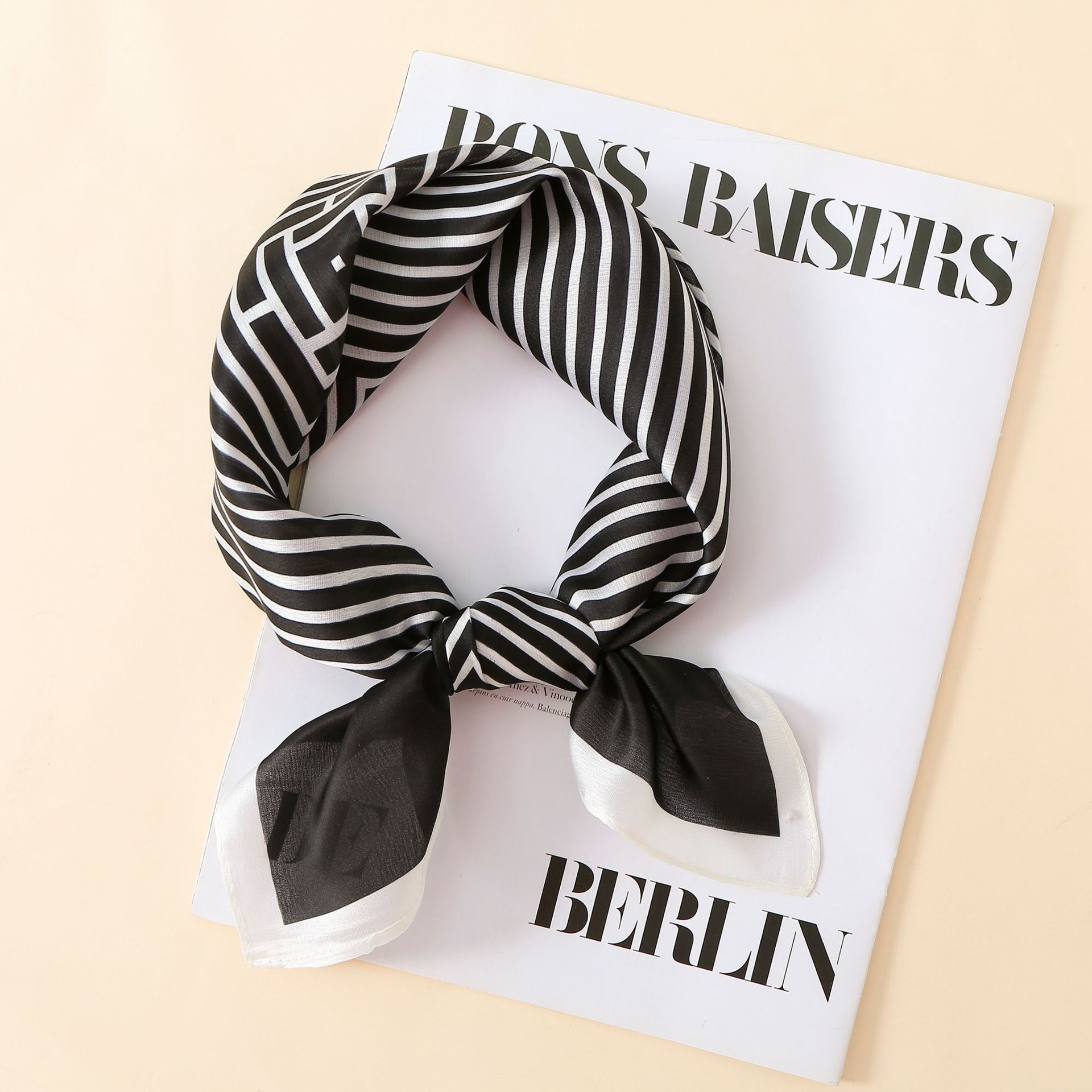 Nueva bufanda de seda de mora de imitación a rayas en blanco y negro simple de las mujeres elegante impresa decorativa pequeña bufanda cuadrada de una sola pieza entrega