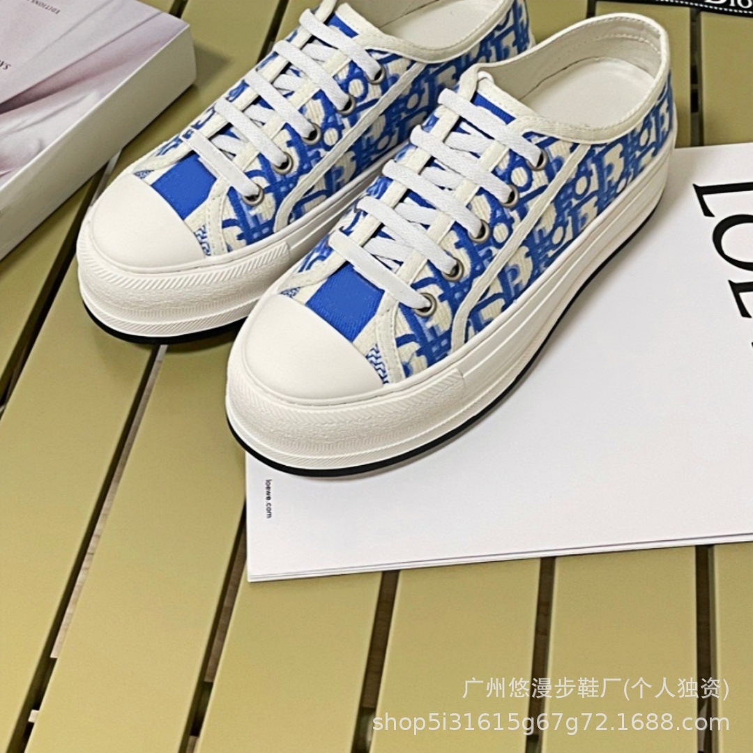 Zapatillas de lona retro con bordado de la marca D, novedad 2026, zapatillas casuales de moda, versátiles, para parejas, con suela gruesa, blancas.