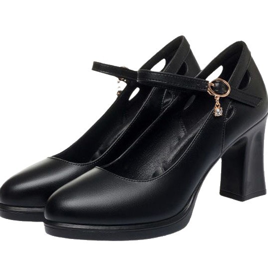 Zapatos de cuero lacado auténticos de cuero brillante de tacones medios para mujeres no se cansan de los pies cheongsam, zapatos de estilo de cuero de madre de tacones simples.
