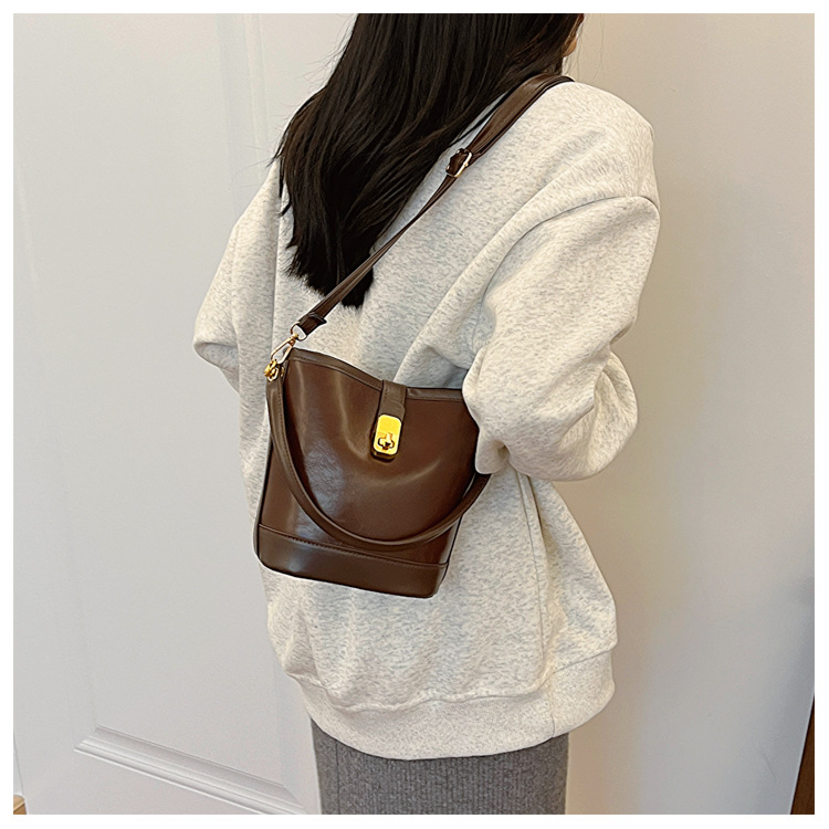 2024 New Women's Bag High End and Fashionable Handheld Bag Women's Retro and Simple Water Bucket Bag Small Cross Body Shoulder Bag_voghion.com