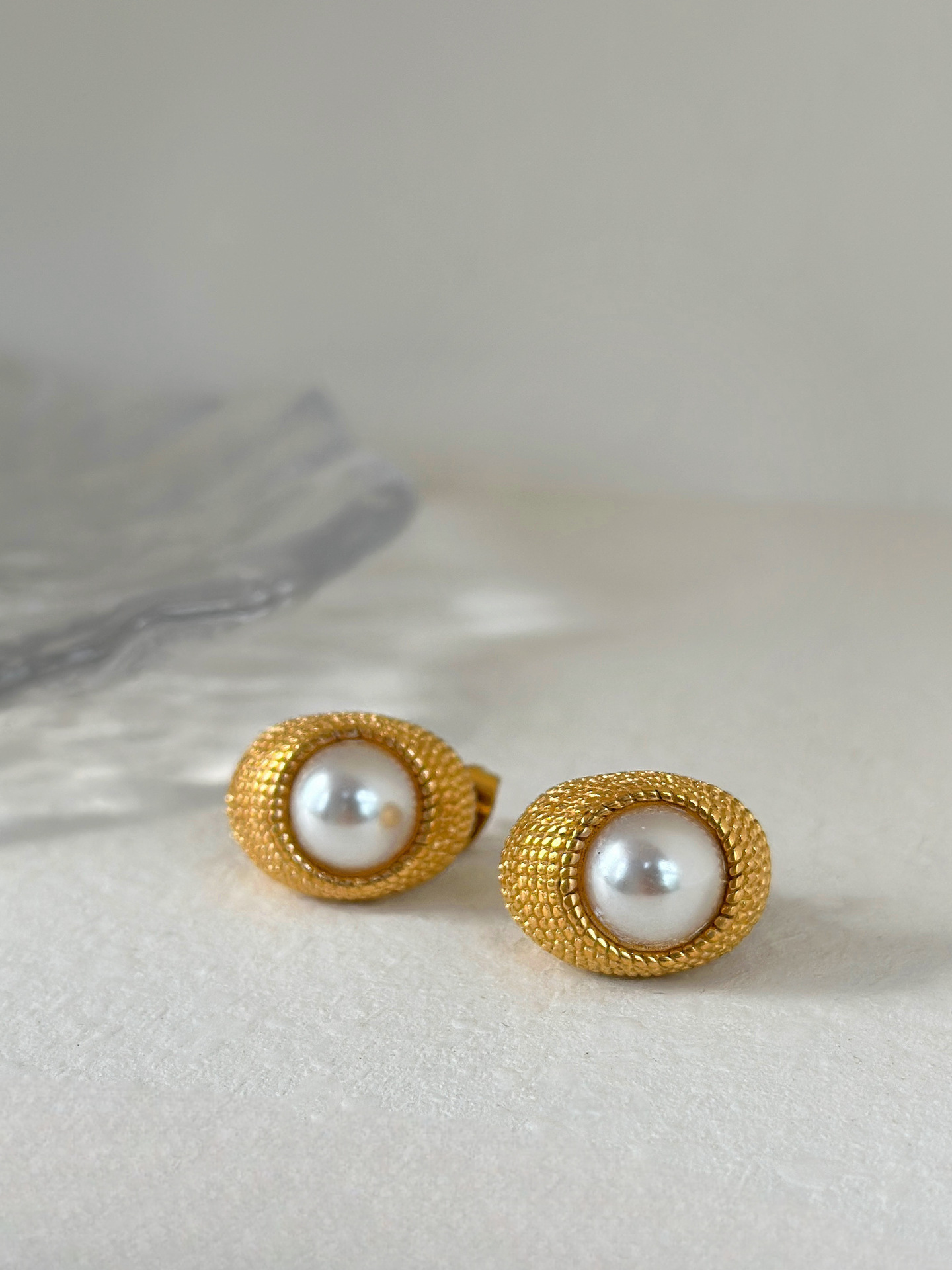 1 Pair Classic Style Commute Solid Color Inlay Titanium Steel Pearl Ear Studs display picture 5