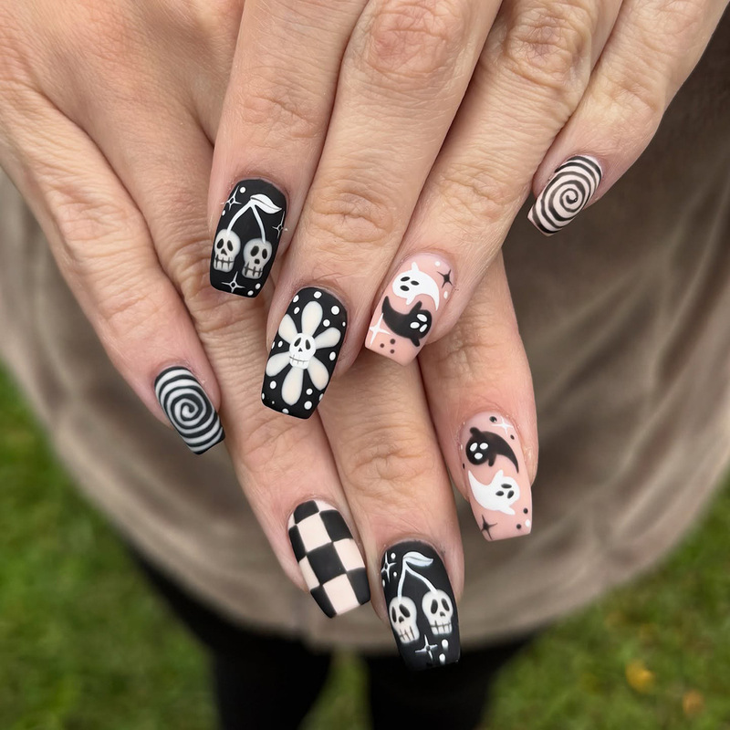 European and American Style 24-Piece Medium-Sized Square Press-On Nails Halloween Series Black and White Checkered Ghost Flower Nail Stickers