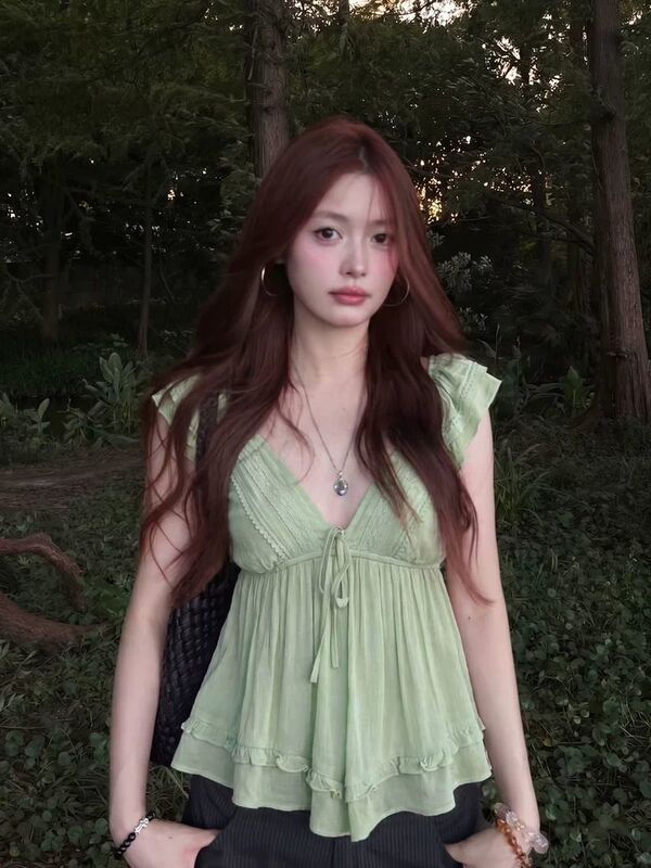 French-Style Green Short-Sleeve Lace V-Neck Blouse for Women, Summer 2026, Loose Fit, Slimming, Sweet Top French-Style Green Short-Sleeve Lace V-Neck Blouse for Women, Summer 2026, Loose Fit, Slimming, Sweet Top