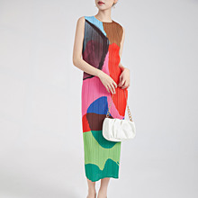 新款无袖裙子夏季女装褶皱几何印花包臀一步裙三宅主线连衣裙女