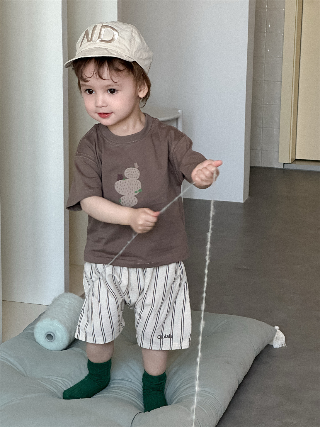 Conjunto de camiseta de manga corta de verano para niños, estilo fino, conjunto de verano para bebé 2026, conjunto de pantalones cortos a rayas estilo coreano para niños.