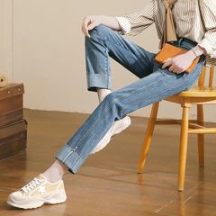 ハイウエストのストレートジーンズの女性がタバコのズボンをひっくり返して2025年の春の新型がゆるくて痩せています。