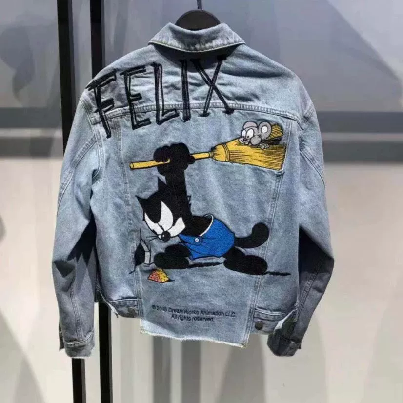 Красивый прилив светлого цвета джинсовая куртка мужской весенний тренд 2024 буквенно повседневная куртка