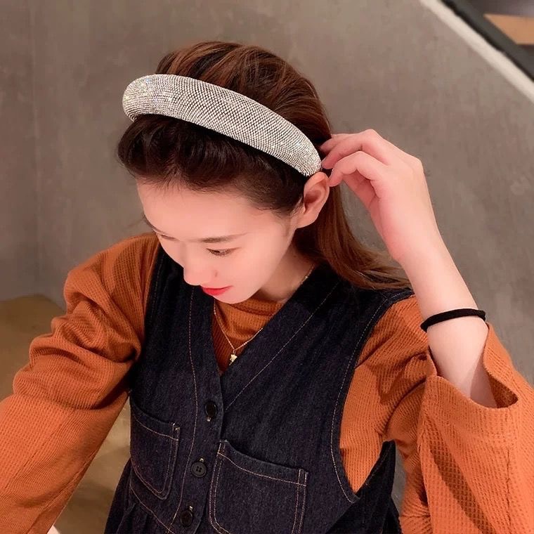 Diadema con diamantes, estilo de celebridad de internet, nueva diadema de esponja de alta gama 2023 para realzar la corona, versátil para looks modernos de chicas jóvenes.