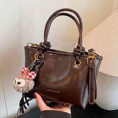 高级感白色小包包女2025新款春夏季百搭质感斜挎包超火手提水桶包