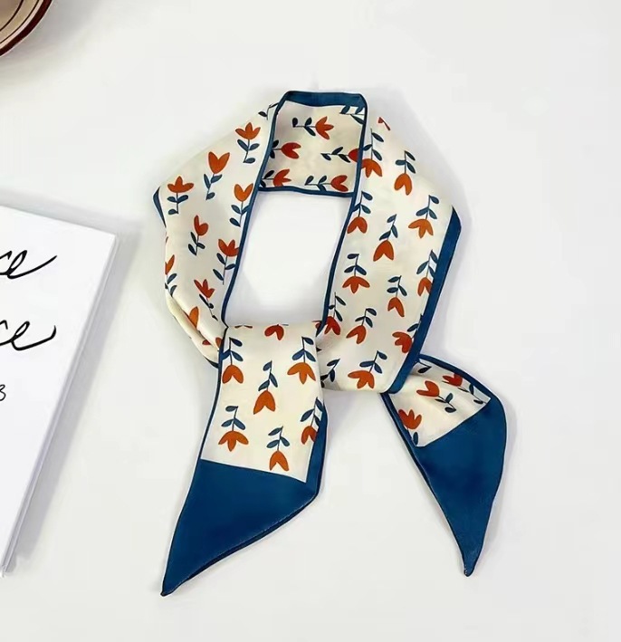 Шелковый шарф* маленький красный цветок с синим краем