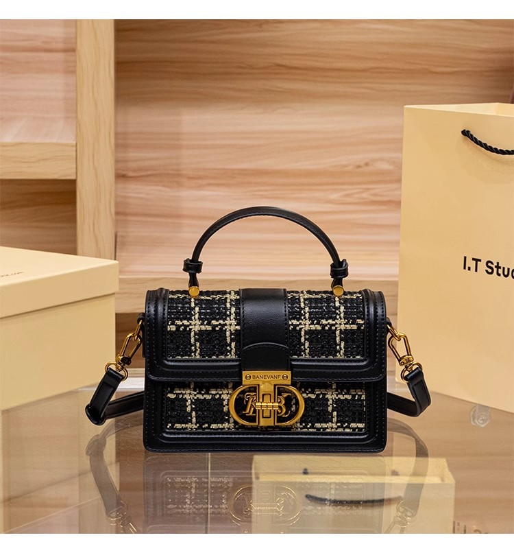 Túi xách tay da cổ điển vuông nhỏ phong cách Chanel, quai xách tay và đeo chéo — Màu đen w chi tiết 8