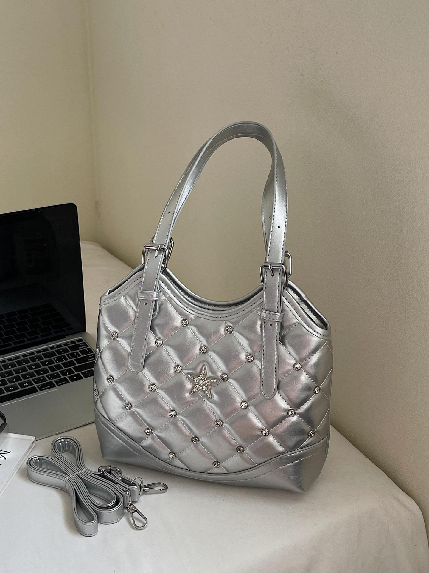 Bolso de remaches de moda de estilo extranjero para mujeres 2025 verano nuevo diamante versátil bolso de mochila súper caliente bolso de cubo