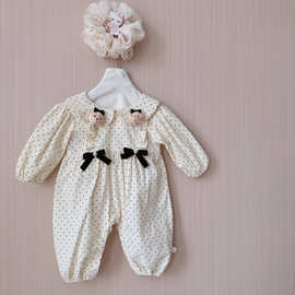 2025新款婴儿连体衣黑白波点小熊爬服秋季百搭娃娃领波点包屁衣灯