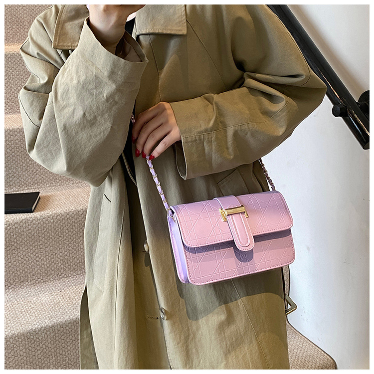This stylish, high-quality, and trendy hand-held crossbody bag is a new cross-border women's bag for autumn and winter 2024. It features a checkered commuter single-shoulder bag undefined