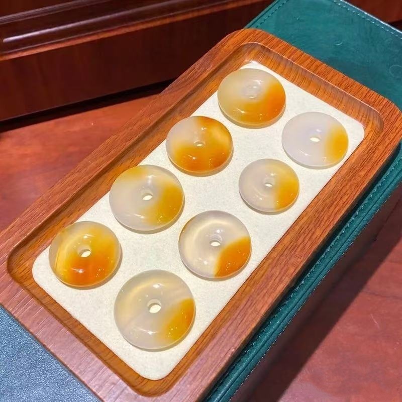 玉髄の平安は砂糖の美しい色の氷の種の平安を掛けてシャンパンの金の瑪瑙の鴻運の先頭の玉の平安を掛けます。|undefined
