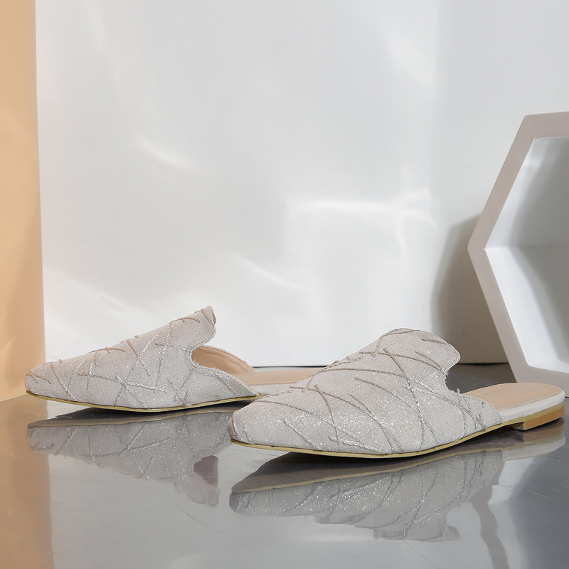 Damsandaler med bullhuvud och halvklackar bär en platt mullersko_voghion.com