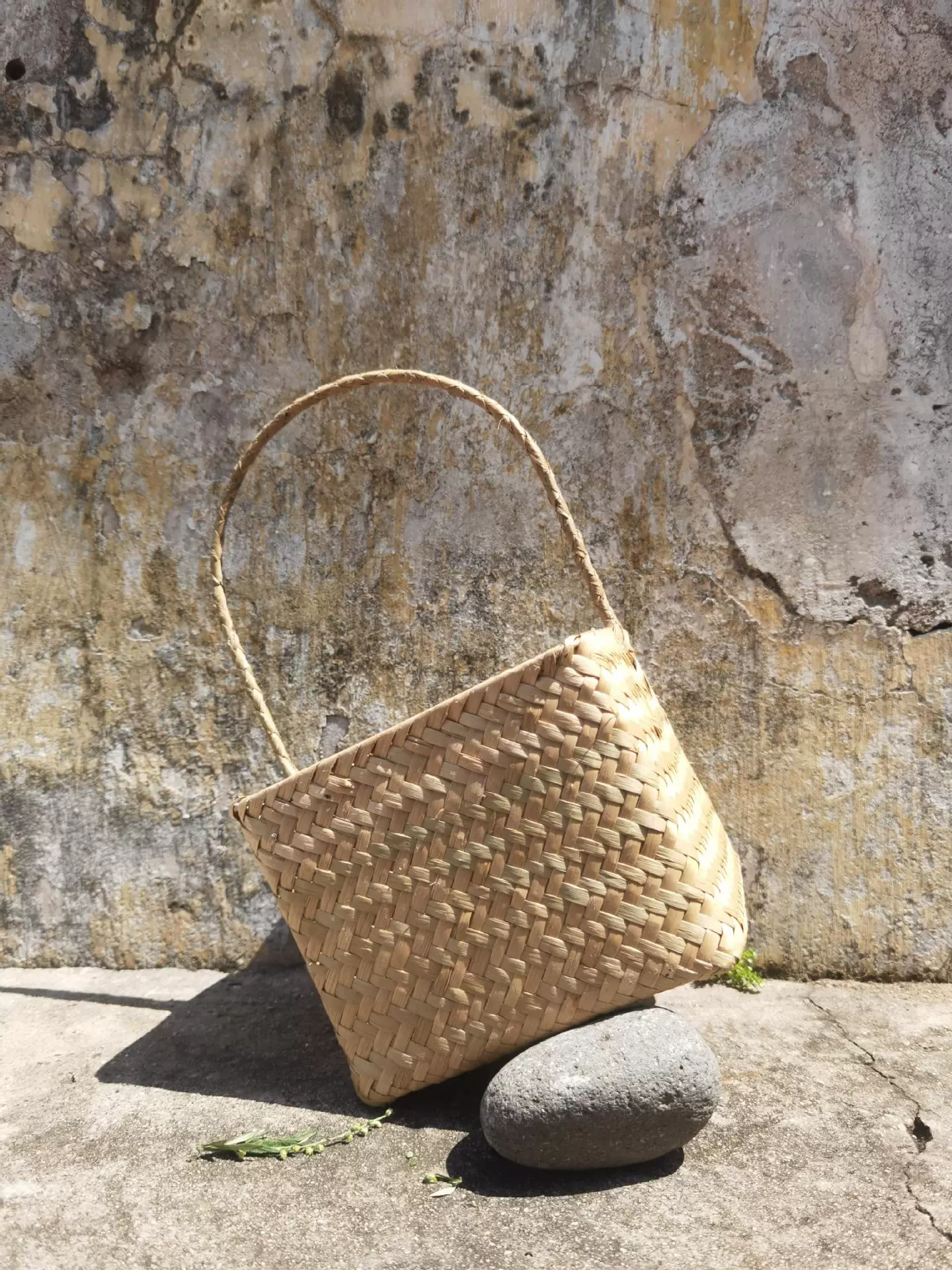 Handmade Seaweed Woven Basket (Golden grass craft) with Straw Handle — Natural Gift & Storage, 18×18×32 cm