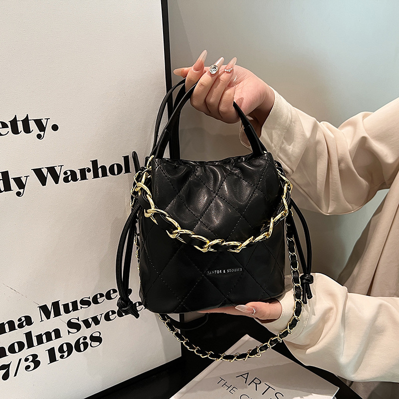 Bolso de las mujeres 2024 primavera nueva cadena de diamantes bolso de cubo portátil estilo Chanel textura de alto grado bolsa de mensajero del hombro