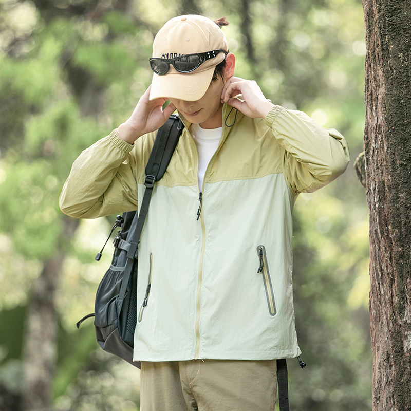 Ropa de protección solar al aire libre de montaña para hombres y mujeres de verano nueva seda de hielo delgada impermeable ropa de moda de protección solar pareja chaqueta encapuchada