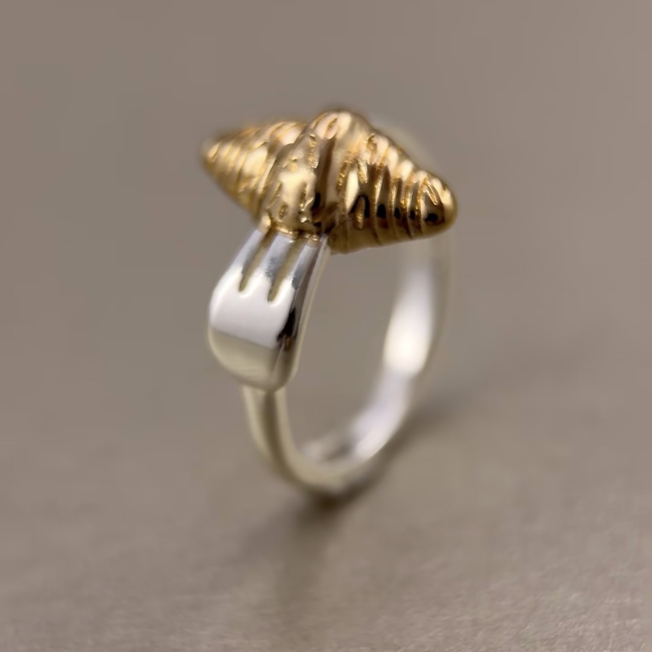 "Butter Croissant" vintage gold and silver contrasting color croissant ring, niche, unique, high-end feel ring