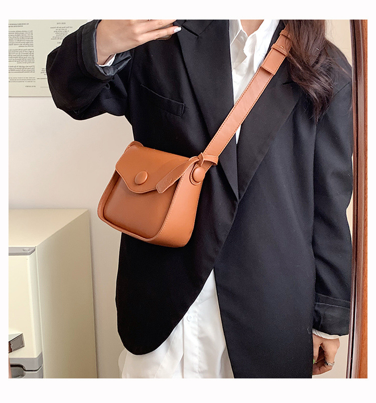 Female New Texture Fashion Messenger Bag20*18*8cm display picture 4