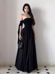 フレンチヘップバーンスタイルのワンショルダーリボン大きなスカートの黒のドレス女性の夏の新しいスタイル痩身気質