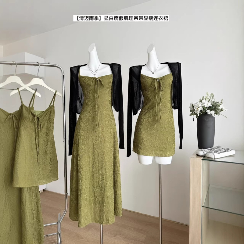 Warm and Soft Green Dreamland 2026 Spring Hot Girl Strap Dress Retro Waist-Cinching Short Dress Versatile Cardigan