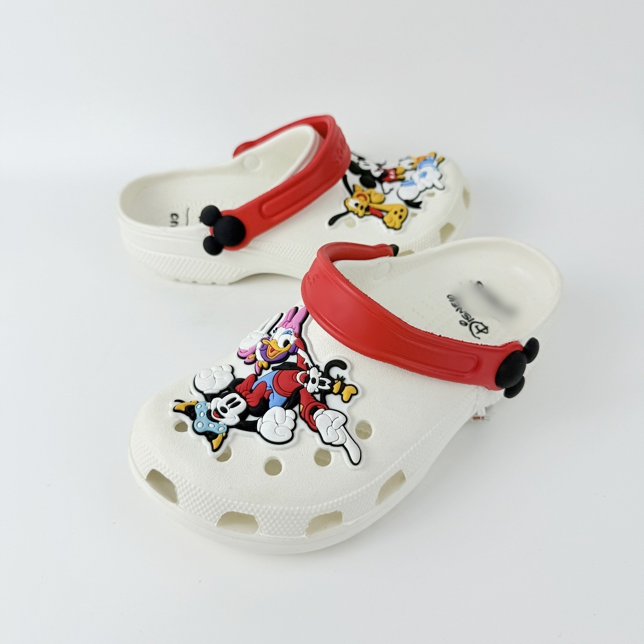 La nueva estrella de la casa de Croca, Winnie the Pooh, oso marrón, monstruo eléctrico, Mickey Minnie, zapatos de agujero de padres e hijos.