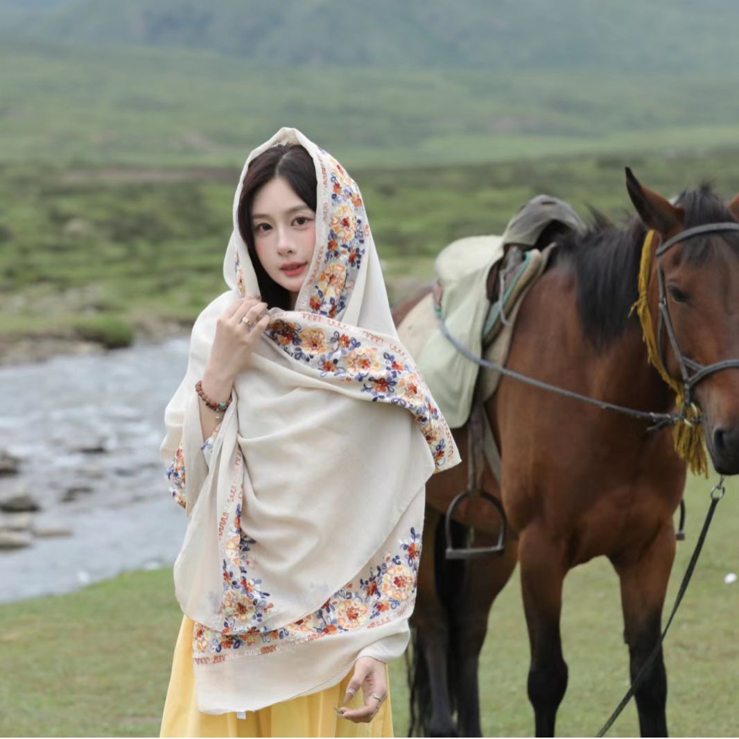 Chal de protección solar de verano para mujer 2025 nuevo estilo hebilla largo estilo étnico fotografía de viaje estilo fino playa bufanda de seda capa