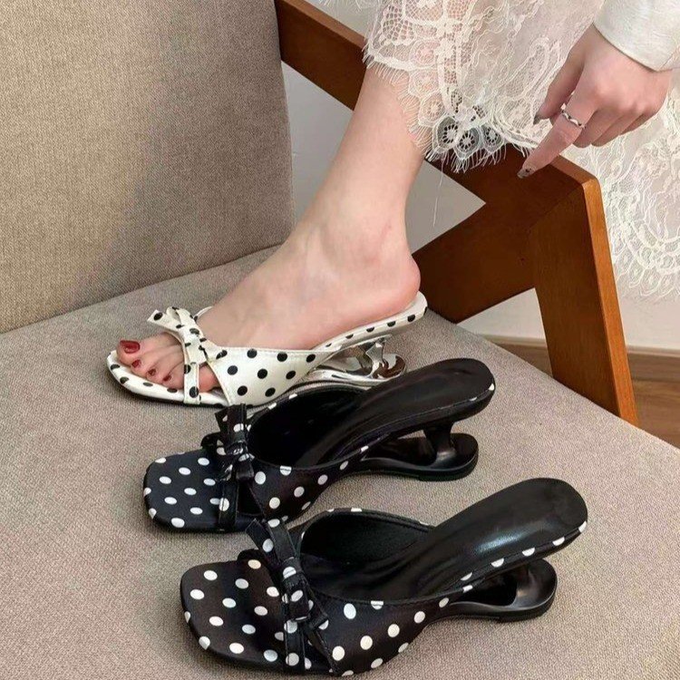 Arco ondulado punto de sandallas de moda femenina 2026 verano nuevo antideslizante de dedos desnudos con hadas sandallas frías image 3