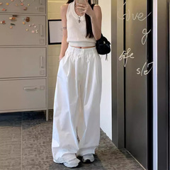 白いワイドレギンスのカジュアルなズボンの小さい女性の夏のハイウエストのゆったりとした感じがします。