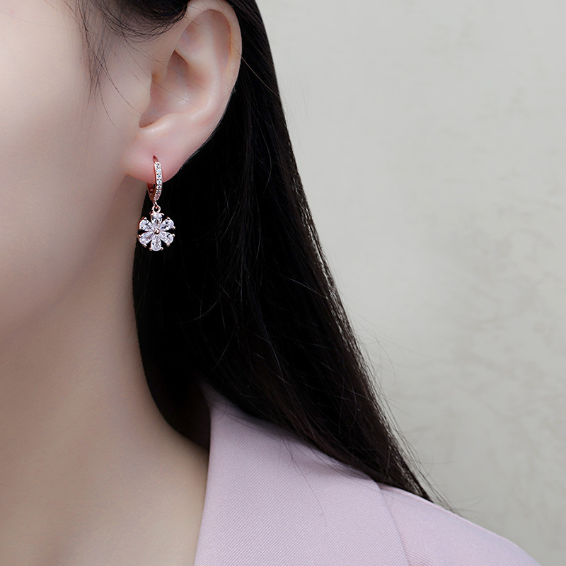 Nuevo nicho de diseño ligero de auriculares de lujo, pequeñas flores frescas, estilo de alta calidad, temperamento simple, auriculares simples