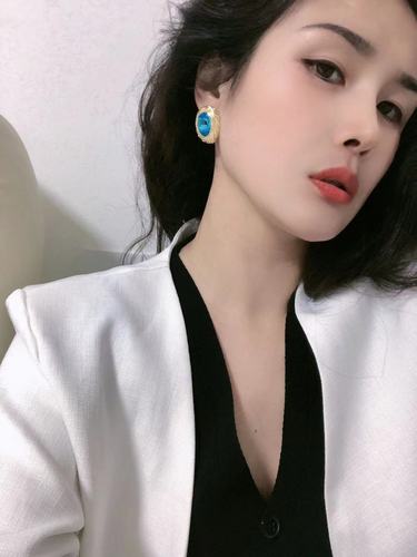 Light Luxury High-End Blue Pigeon Egg Diamond Stud Earrings  New 18K Gold-Plated Edge Elegant Stud Earrings Unique