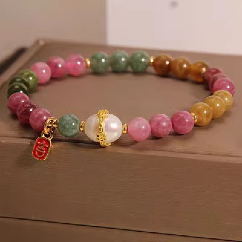 Turmalina de color + círculo dorado de perlas + palabra ji