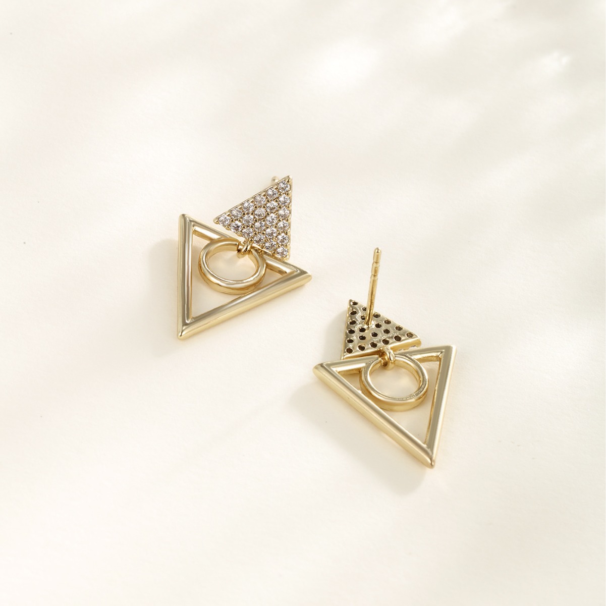 Xuping transfronterizo Europa y Estados Unidos bronce micro pendientes de diamante de zircón geometría doble pendientes de triángulo invertido pernos de pendientes de triángulo