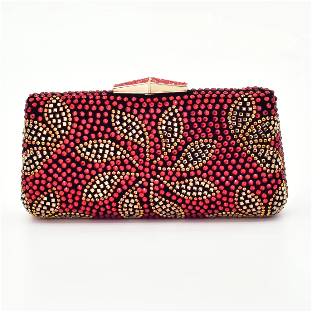 Vintage strasszokkal díszített női magassarkú cipő hozzáillő clutch stílusú vacsorához való öltönnyel_voghion.com