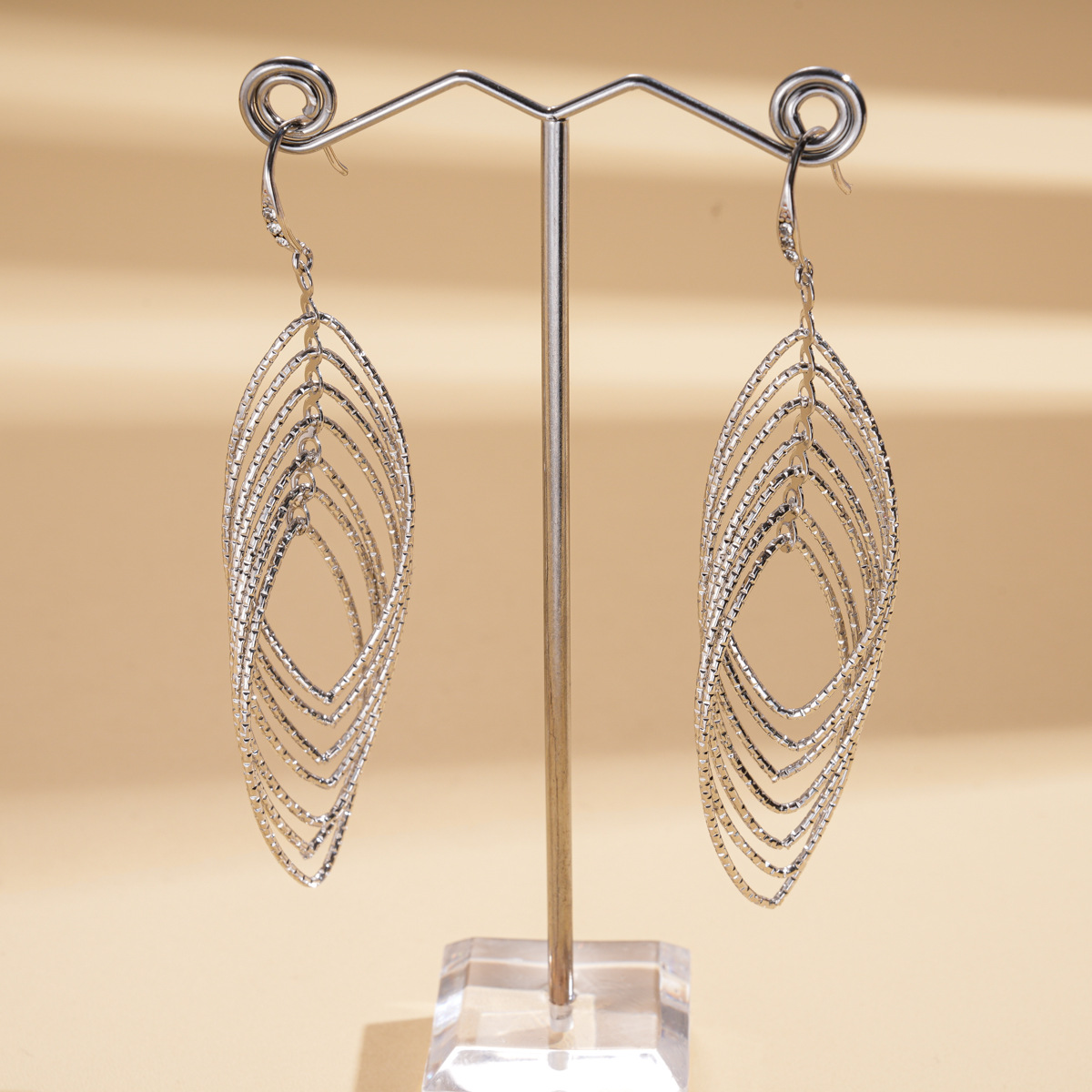 Europa y los Estados Unidos metal de zircón hueco oval gancho de orejas cruzadas personalidad transfronteriza nicho de moda alta sensación pendientes para mujeres