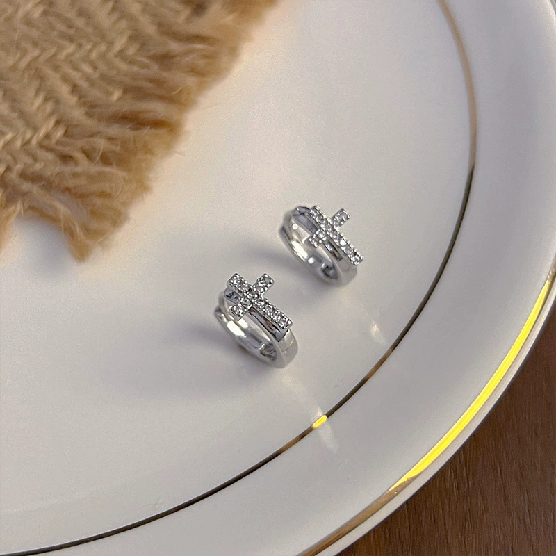 Пусеты с дизайнерской zircon-украшением, универсальные серьги, тренд сезона