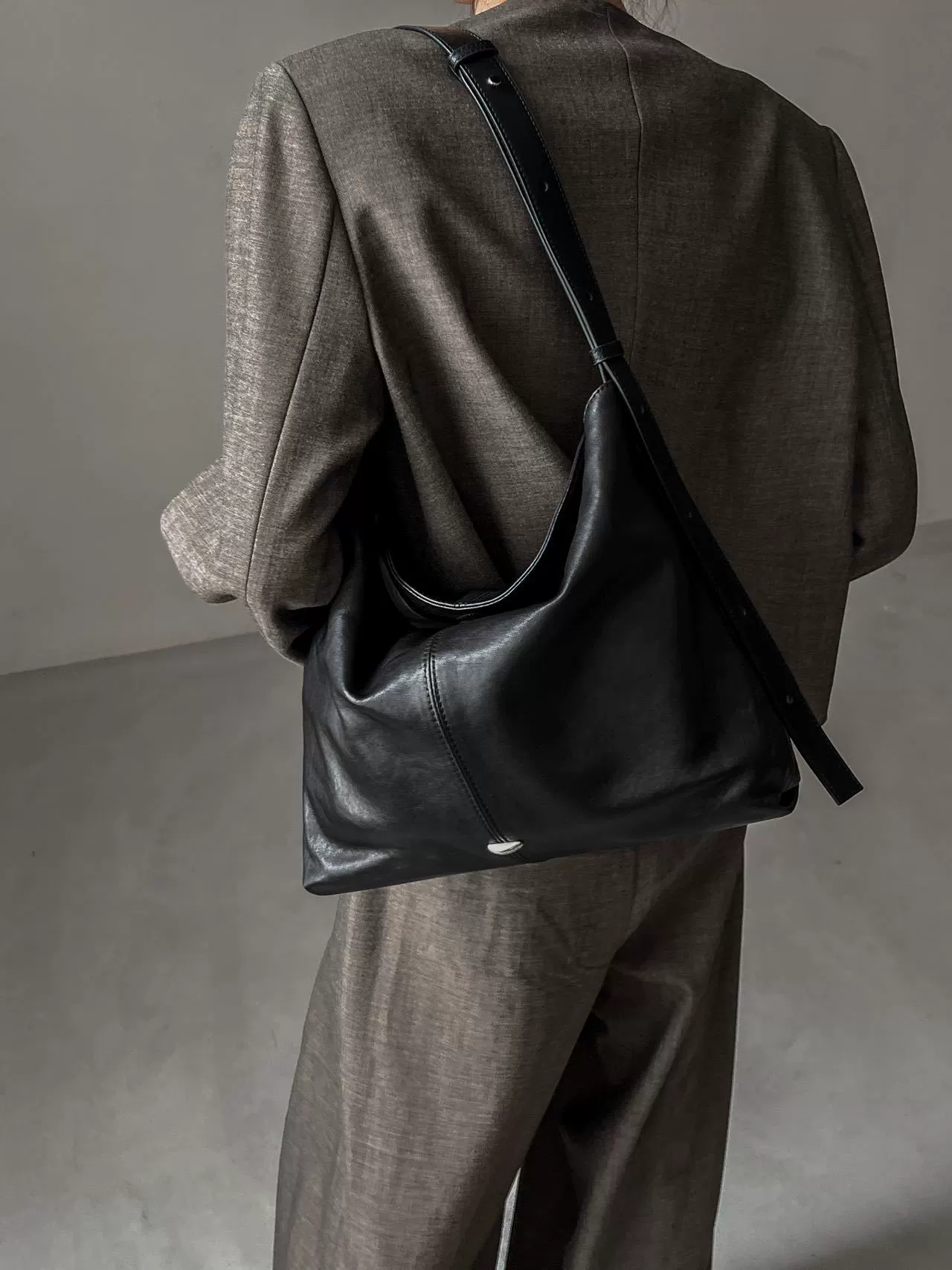 Capacious small underarm bag, one-shoulder bag