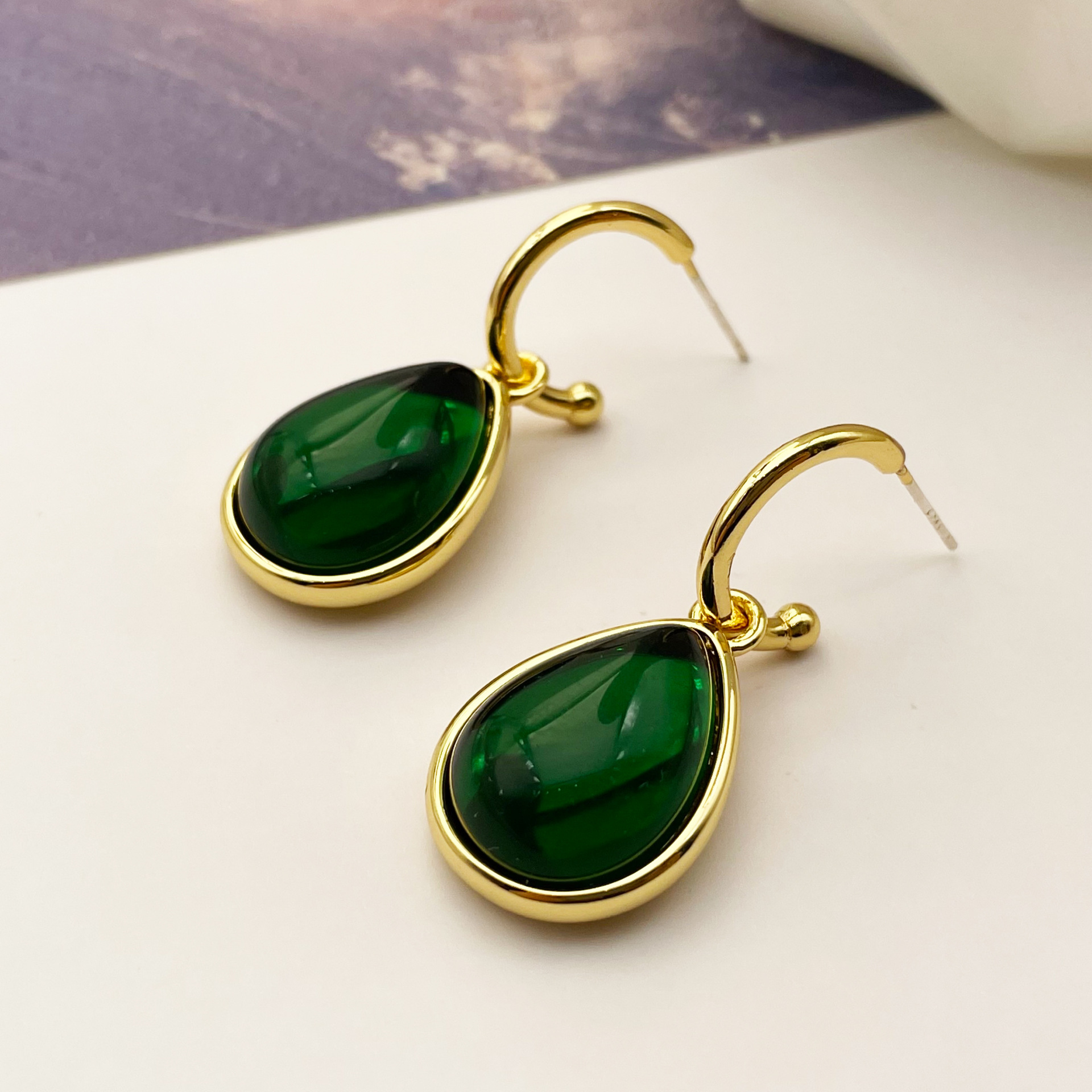 Brincos de esmeralda estilo retrô com gota d'água e estilo avó, com toque sofisticado, luxo leve e design de nicho. Brincos medievais_voghion.com