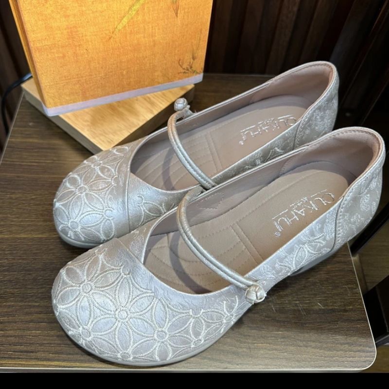 Primavera y verano nuevos zapatos chinos de estilo nacional, madre poco profunda cheongsam, zapatos bordados de mujer, negro, beige blanco, otoño