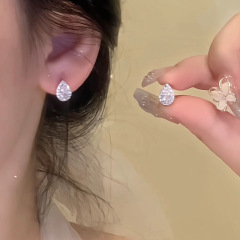 きらきらと光る水滴の耳のボタンの女性の気質はシンプルで、デザインの高級感があります。