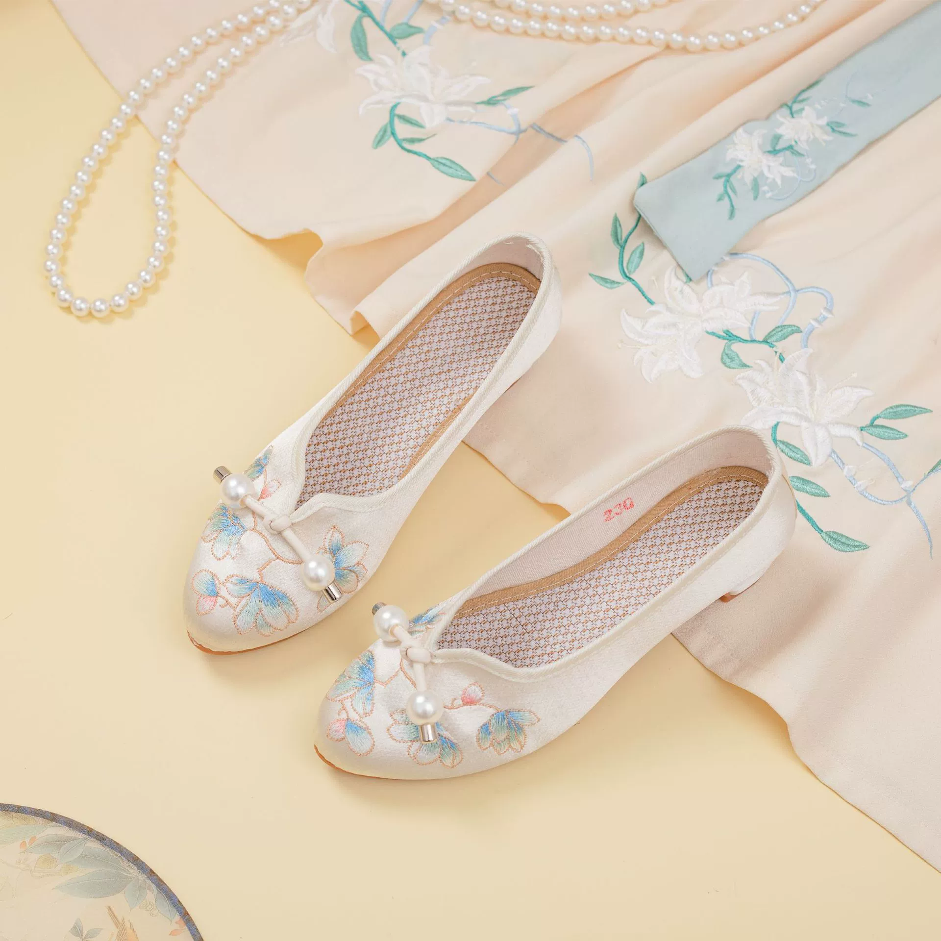 Летняя новая обувь с вышивкой, Женская Тканевая обувь Old Beijing, этнический стиль, низкий каблук, однослойная обувь в китайском стиле, винтажные остроносые туфли