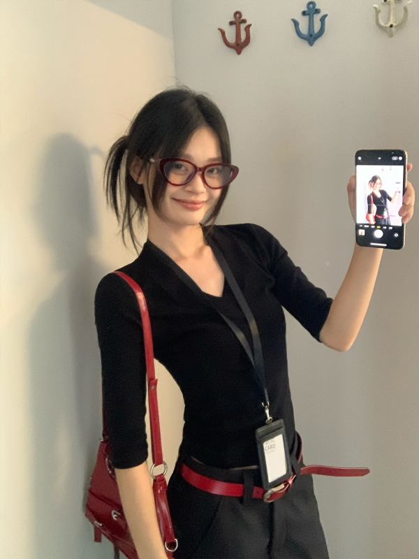 宋正恩黑色V领五分中袖短袖t恤女夏季新款修身设计感短款小上衣潮|undefined