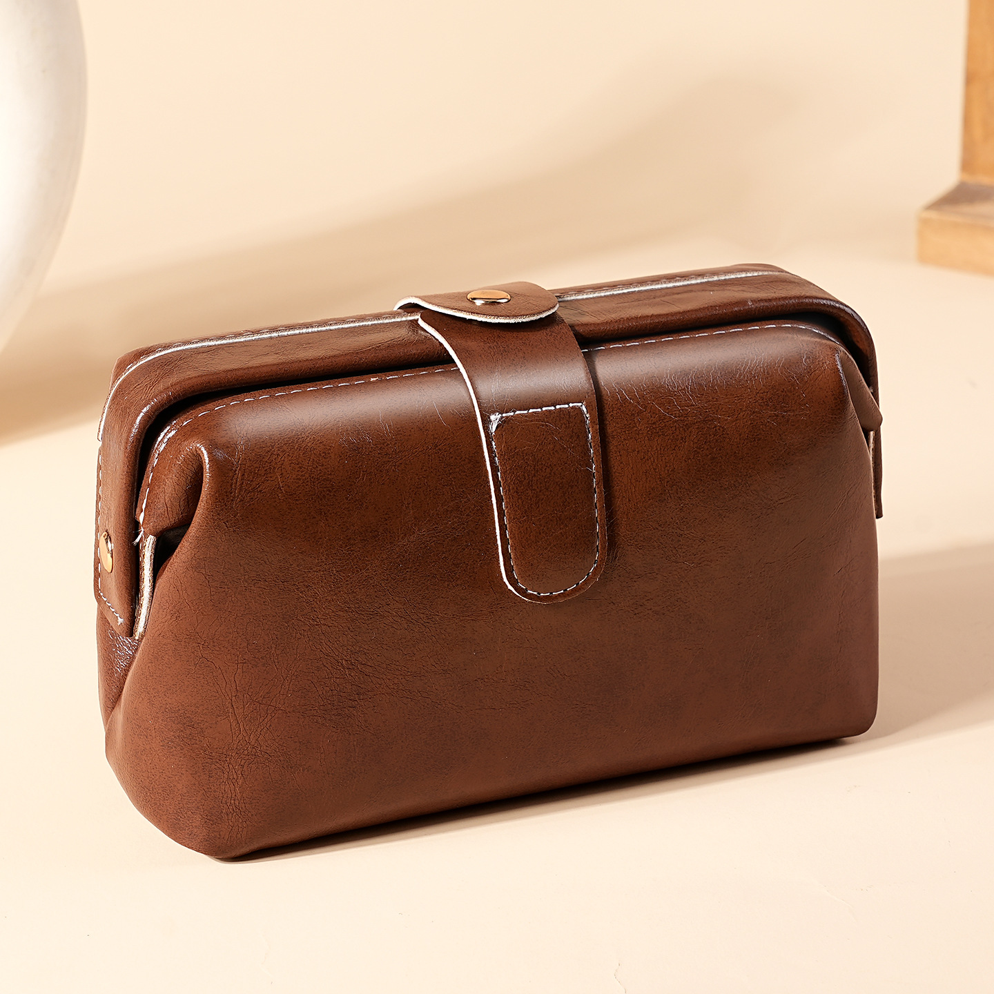 Bolsa de abrazadera de gran capacidad de salida, bolsa de maquillaje ligera de lujo, almacenamiento de cuero suave, bolsa de maquillaje impermeable de viaje de negocios