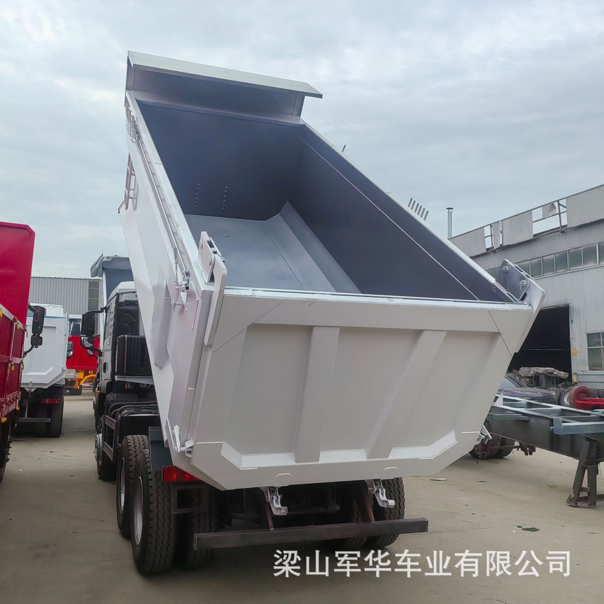 Export cargo box dump truck 371 horsepower dump truck for mining infrastructure transportation rear eight-wheel dump truck